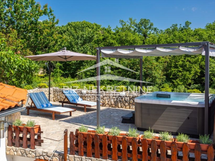 KRK - Risika - kuća sa 2 stana i grijanim bazenom