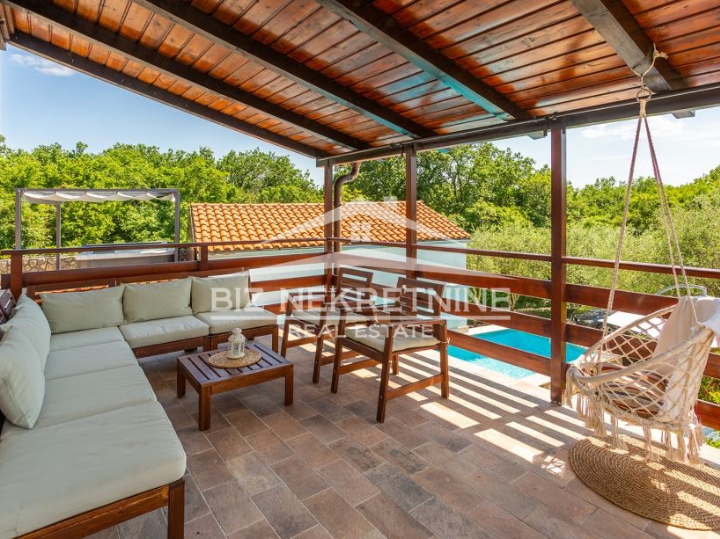 KRK - Risika - kuća sa 2 stana i grijanim bazenom