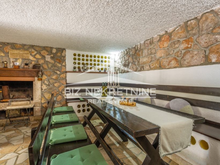 KRK - Risika - kuća sa 2 stana i grijanim bazenom