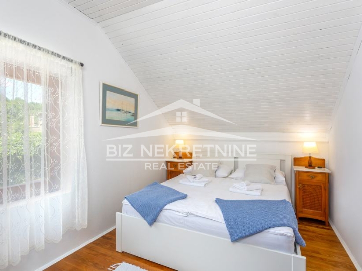 KRK - Risika - kuća sa 2 stana i grijanim bazenom