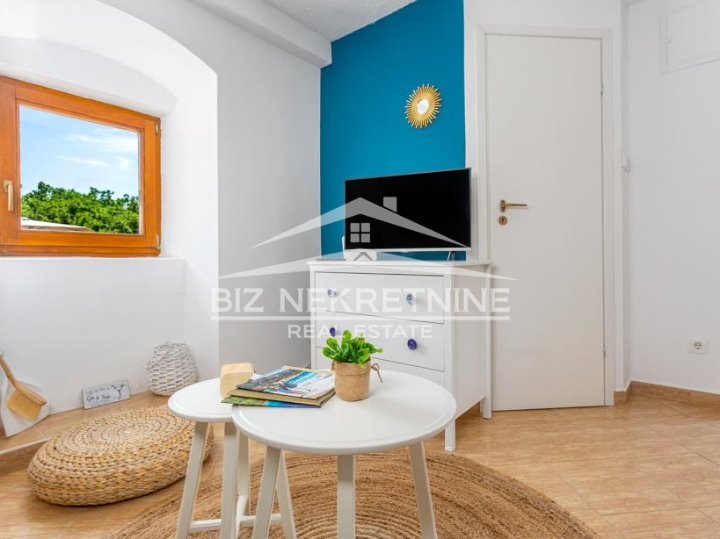 KRK - Risika - kuća sa 2 stana i grijanim bazenom