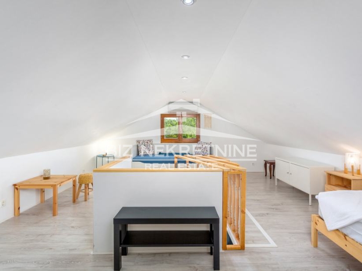 KRK - Risika - kuća sa 2 stana i grijanim bazenom