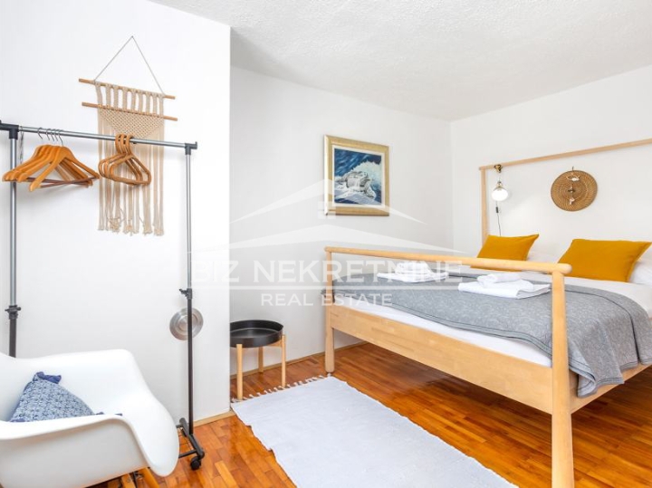 KRK - Risika - kuća sa 2 stana i grijanim bazenom