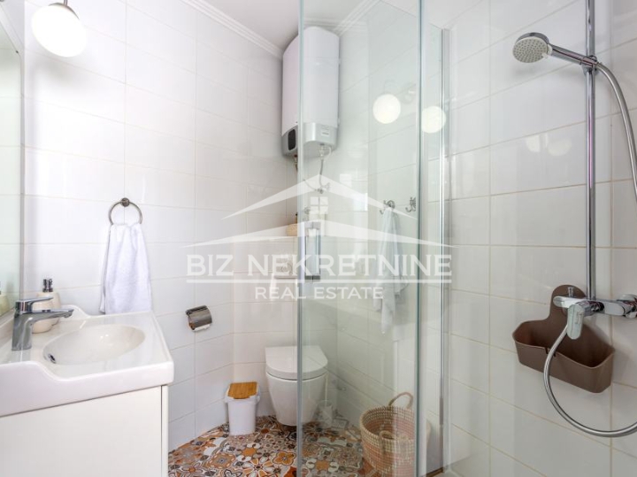 KRK - Risika - kuća sa 2 stana i grijanim bazenom