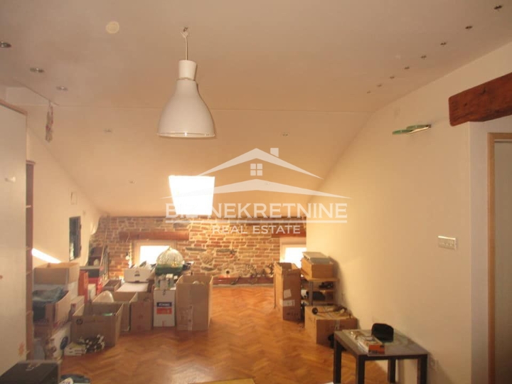 Centar, stan 99m2, 5Skl.