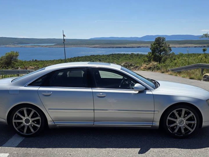 Audi A8 quattro