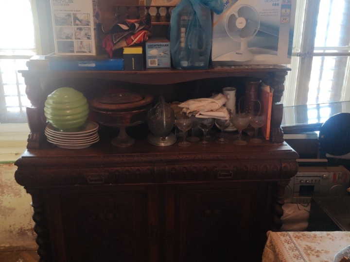 Antikni namještaj, krevet, ormari