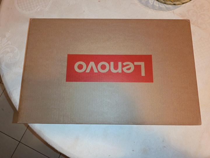 Lenovo V15 8/256 15' nov i zapakira