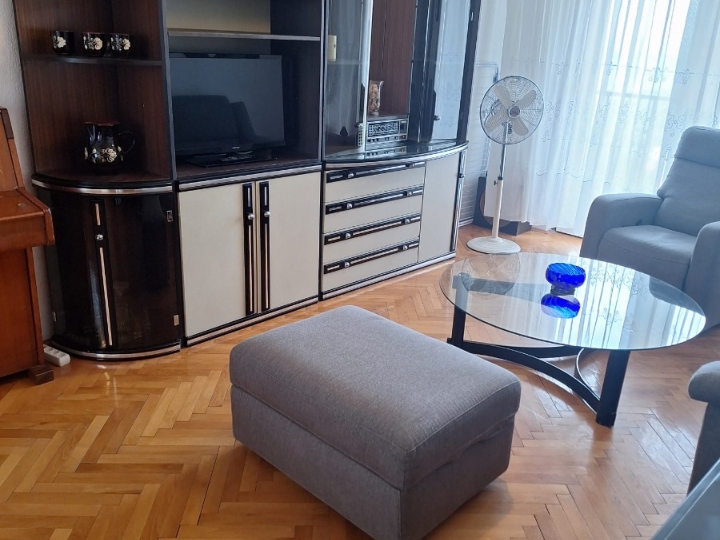 Dvosobni stan s dnevnim boravkom