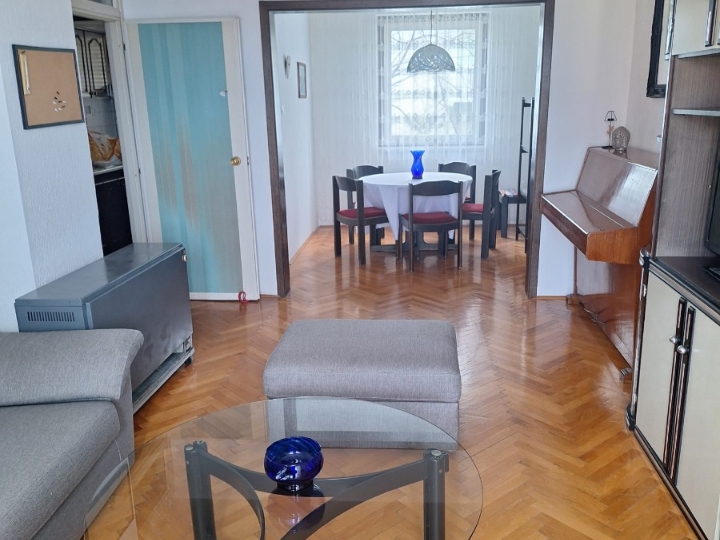 Dvosobni stan s dnevnim boravkom