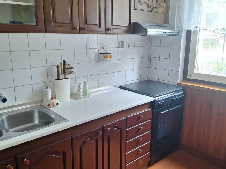 Dvosobni stan s dnevnim boravkom