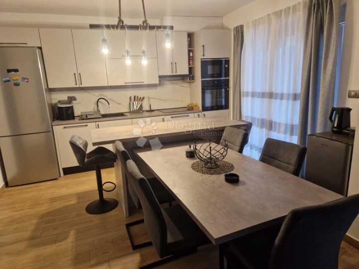 Atraktivan apartman u prizemlju blizu mora