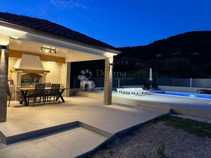 Atraktivan apartman u prizemlju blizu mora