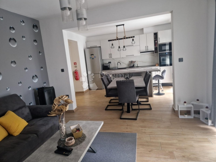 Atraktivan apartman u prizemlju blizu mora