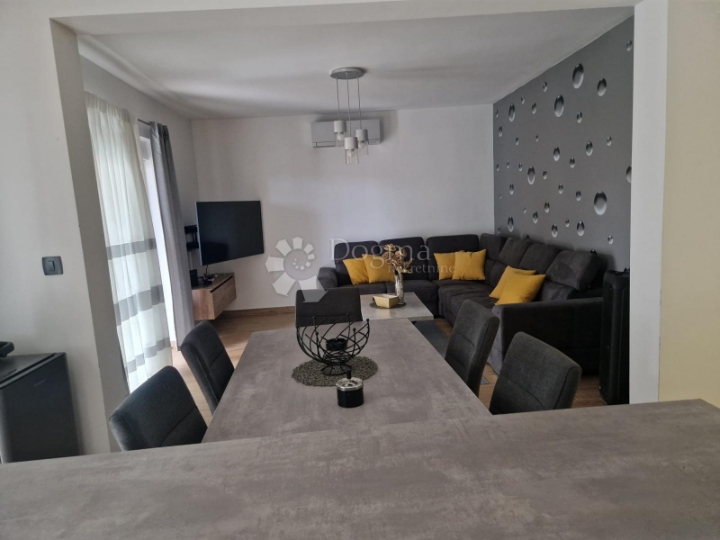 Atraktivan apartman u prizemlju blizu mora