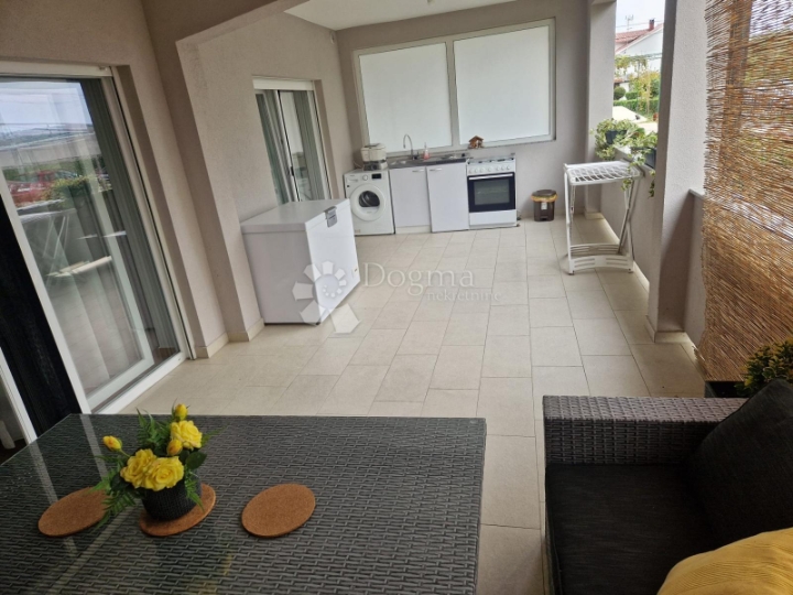 Atraktivan apartman u prizemlju blizu mora