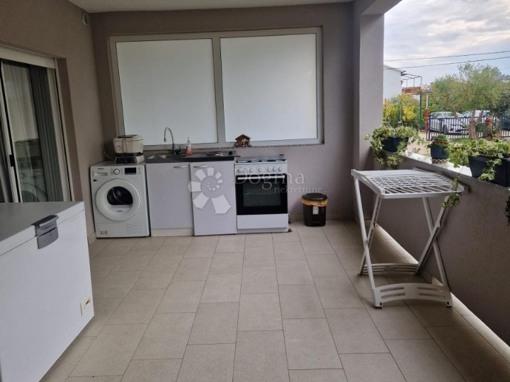 Atraktivan apartman u prizemlju blizu mora