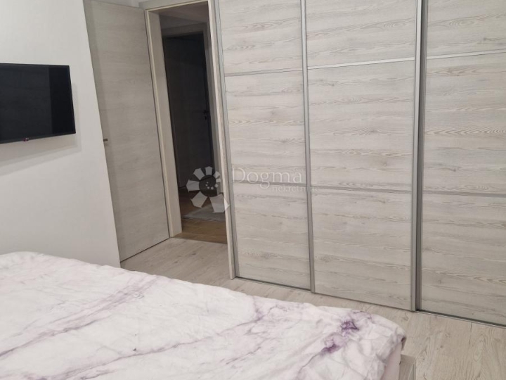 Atraktivan apartman u prizemlju blizu mora