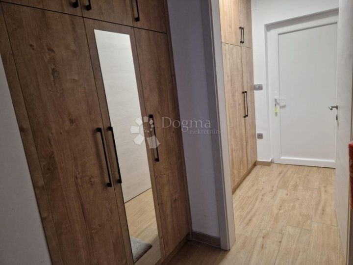 Atraktivan apartman u prizemlju blizu mora