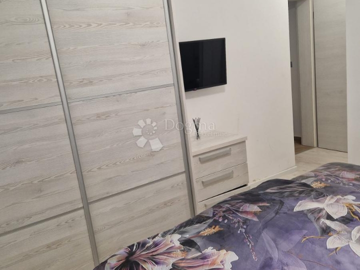 Atraktivan apartman u prizemlju blizu mora