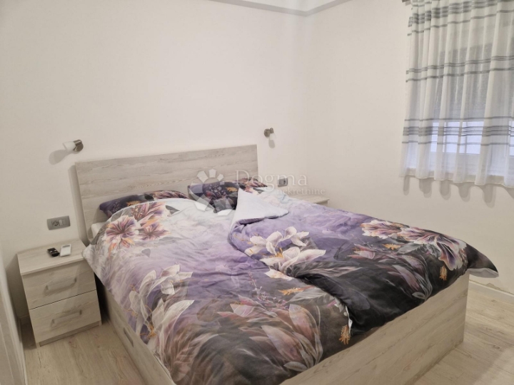 Atraktivan apartman u prizemlju blizu mora