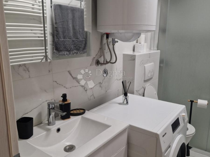 Atraktivan apartman u prizemlju blizu mora