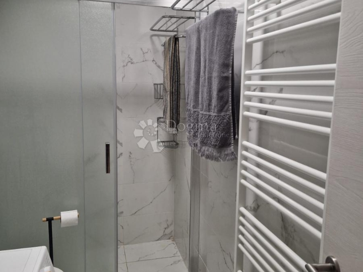 Atraktivan apartman u prizemlju blizu mora