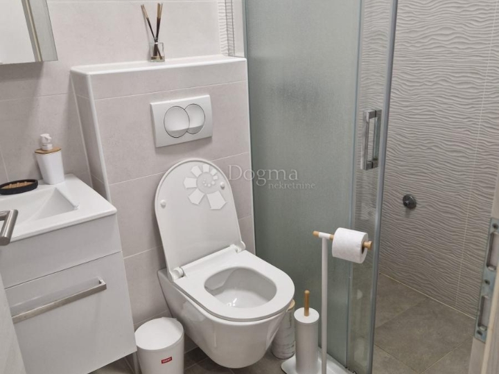 Atraktivan apartman u prizemlju blizu mora