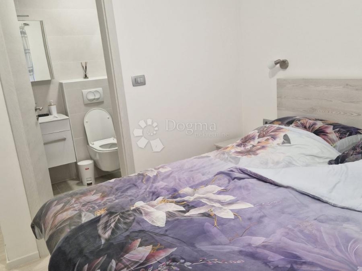 Atraktivan apartman u prizemlju blizu mora