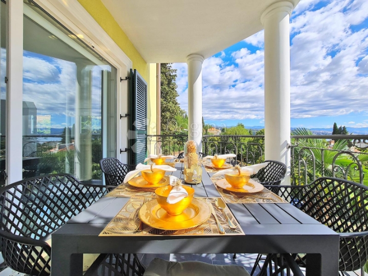 Opatija, moderan 2S+DB, bazen, 2 parking mjesta