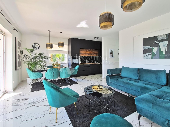 Opatija, moderan 2S+DB, bazen, 2 parking mjesta