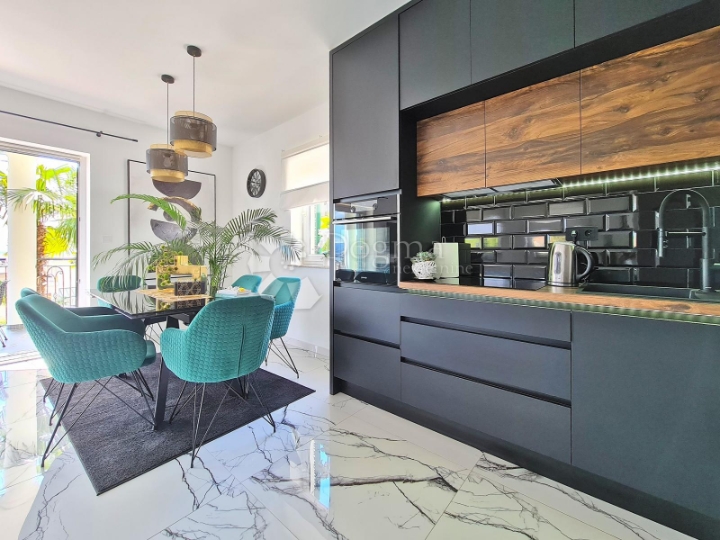 Opatija, moderan 2S+DB, bazen, 2 parking mjesta