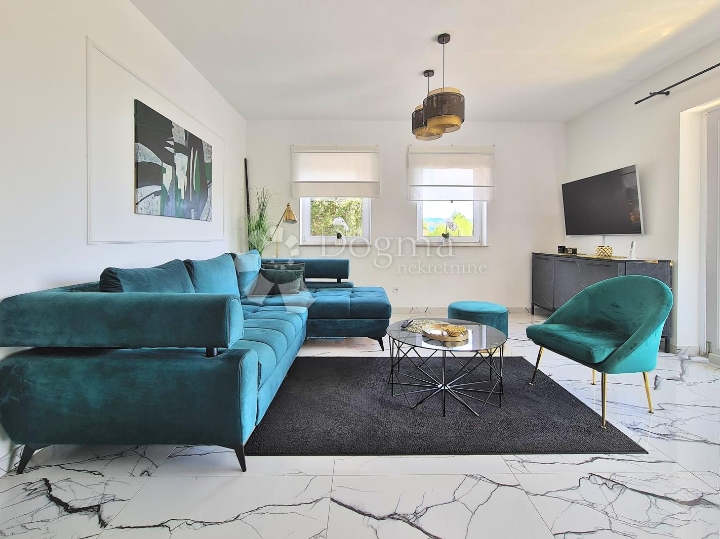 Opatija, moderan 2S+DB, bazen, 2 parking mjesta