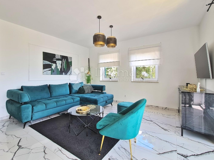 Opatija, moderan 2S+DB, bazen, 2 parking mjesta