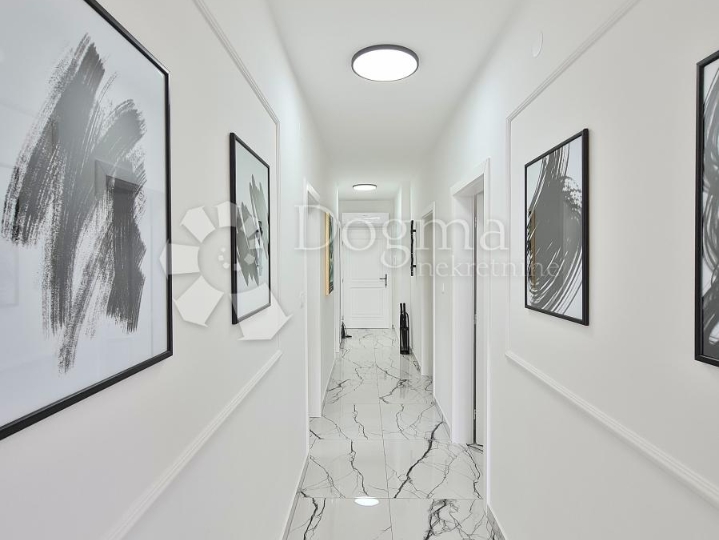 Opatija, moderan 2S+DB, bazen, 2 parking mjesta