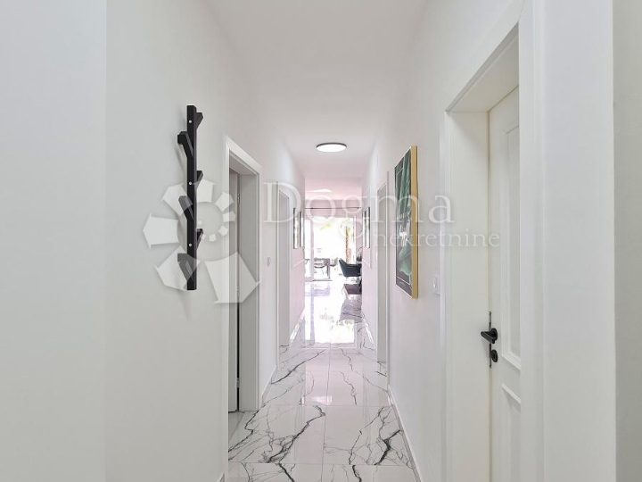 Opatija, moderan 2S+DB, bazen, 2 parking mjesta