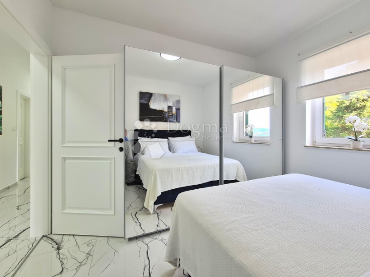 Opatija, moderan 2S+DB, bazen, 2 parking mjesta