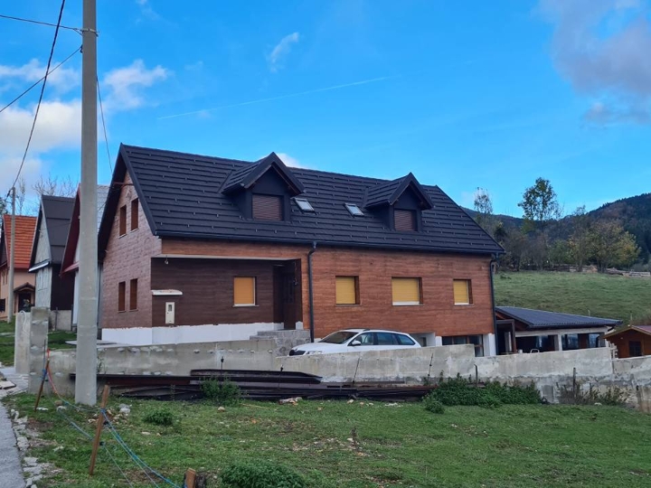 Kuća s apartmanima u Mrkoplju