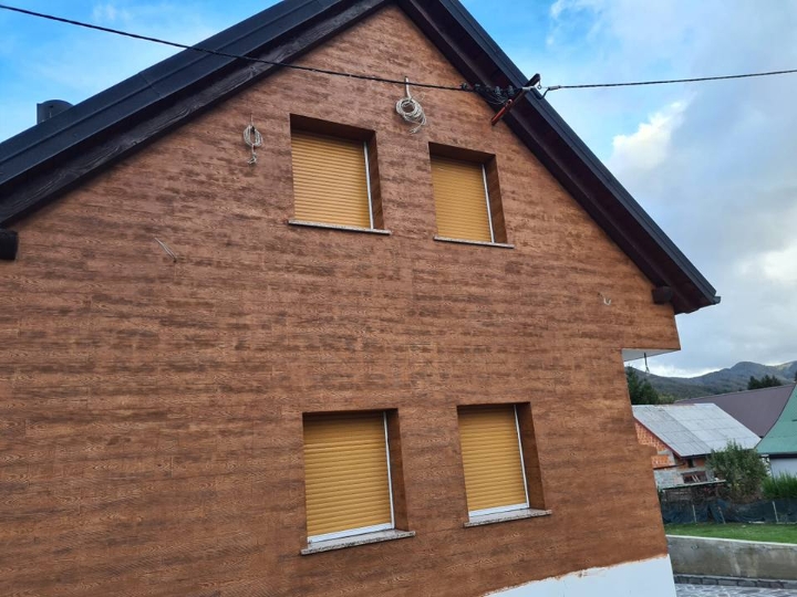 Kuća s apartmanima u Mrkoplju