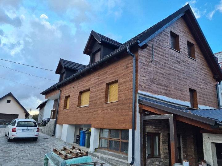 Kuća s apartmanima u Mrkoplju