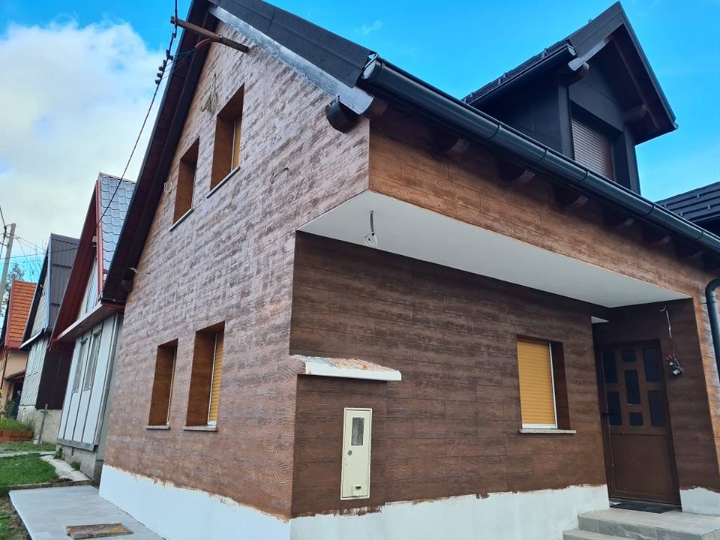 Kuća s apartmanima u Mrkoplju