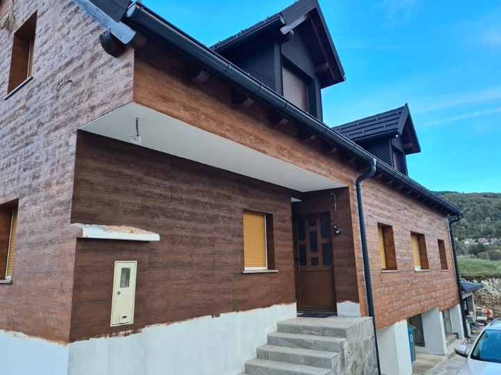 Kuća s apartmanima u Mrkoplju