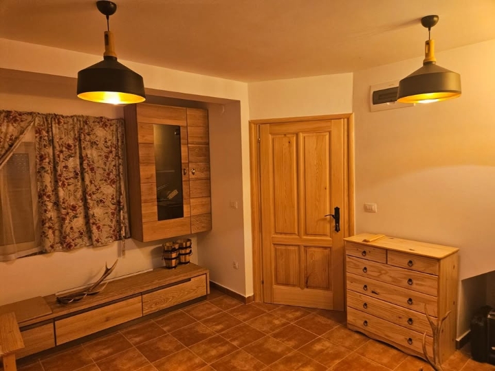 Kuća s apartmanima u Mrkoplju