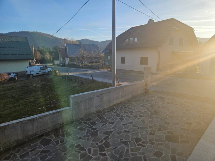 Kuća s apartmanima u Mrkoplju