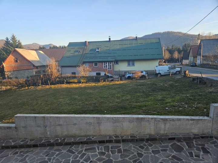 Kuća s apartmanima u Mrkoplju