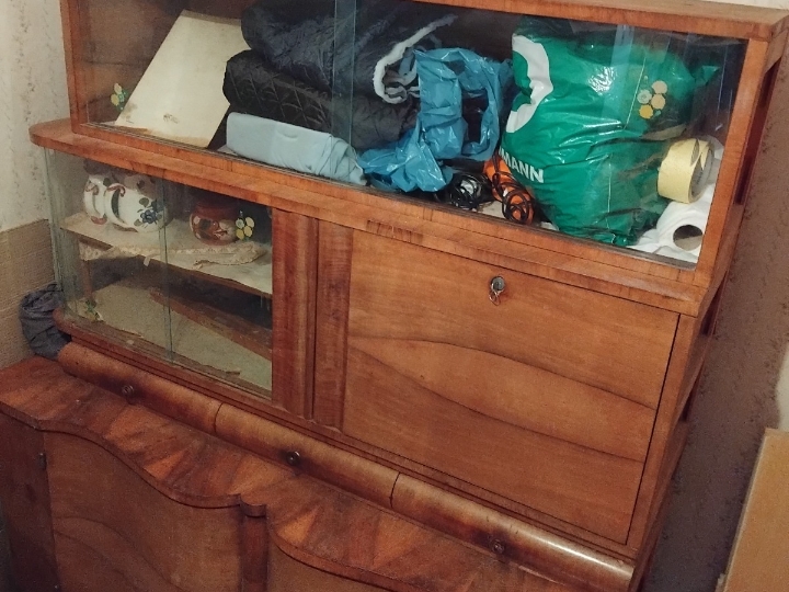 Stari ormari I vitrine