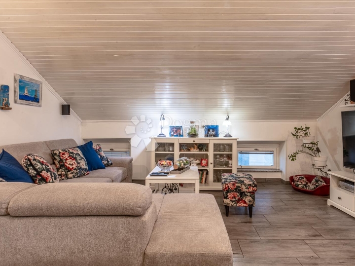 Belveder, 3S+DB,  83m2 (100 m² u naravi), novoadaptiran, opremljen