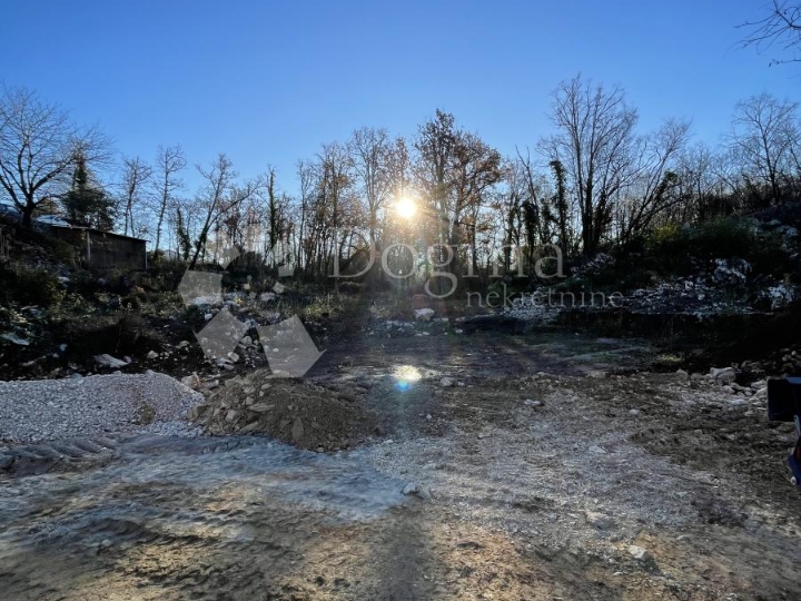 Građevinsko zemljište blizu centra Srdoča