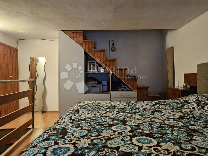 Kuća u srcu grada s impresivnom krovnom terasom