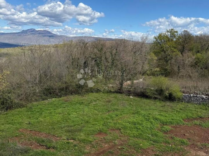 Spuštena cijena! Zemljište za villu iz snova! Top pogled, na rubu sela
